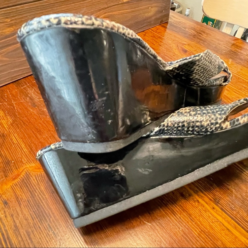 Attention Snakeskin Style 2.5” Heeled Open Toe Sandals - Size 10 - Picture 8 of 8
